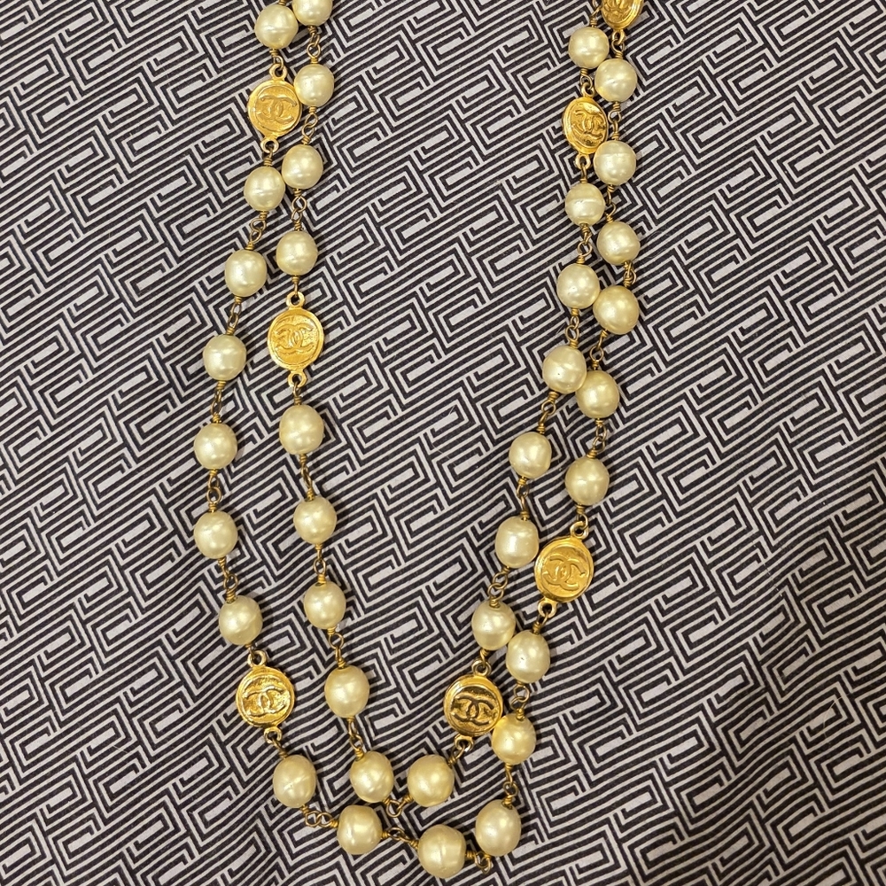 Chanel Elegant Gold and Pearl Necklace